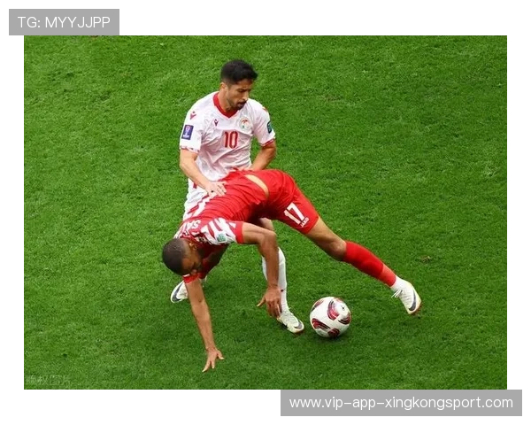 足球传中球惊艳裁判：一场瞬间定格的精准之美