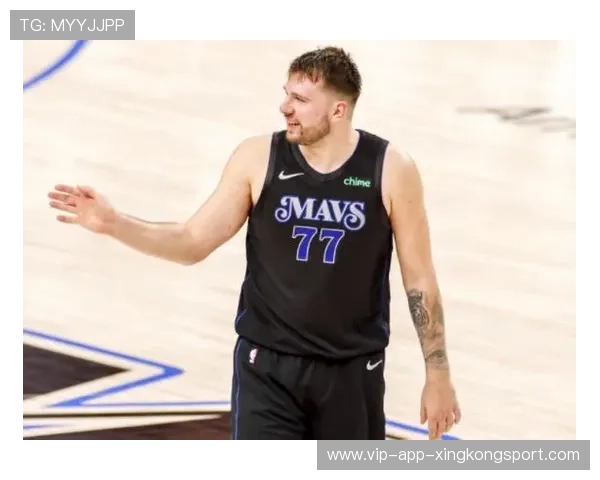 东契奇篮下扛着对抗硬打成功,独行侠打出血性 东契奇篮下扛着对抗硬打成功,独行侠打出血性