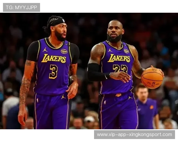 安东尼·戴维斯连抢两板，湖人内线强势回补