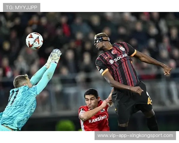 奥斯梅恩背身回做后冲刺抢点破门，那不勒斯前场火力轰鸣