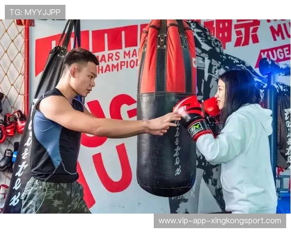 拳击擂台内防守反击成为决胜关键