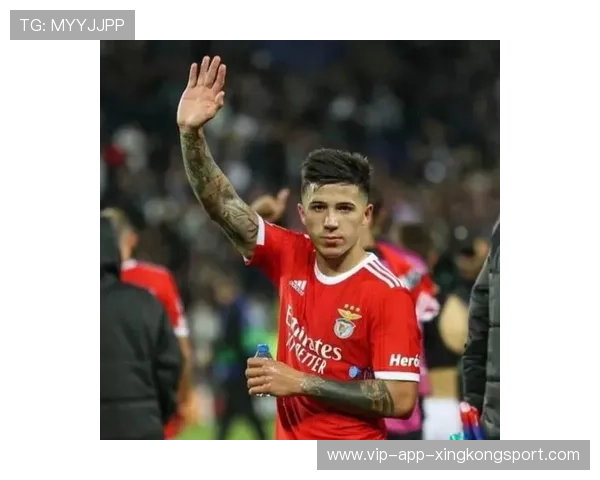 恩佐·费尔南德斯在中场完成大范围长传转移