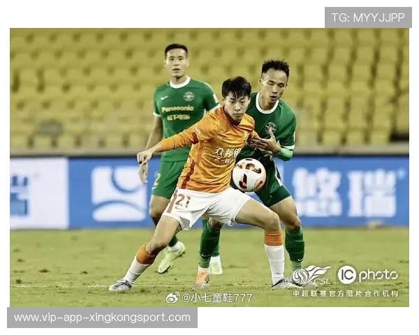 石家庄功夫新前锋背身扛住对抗，回做球干净利落